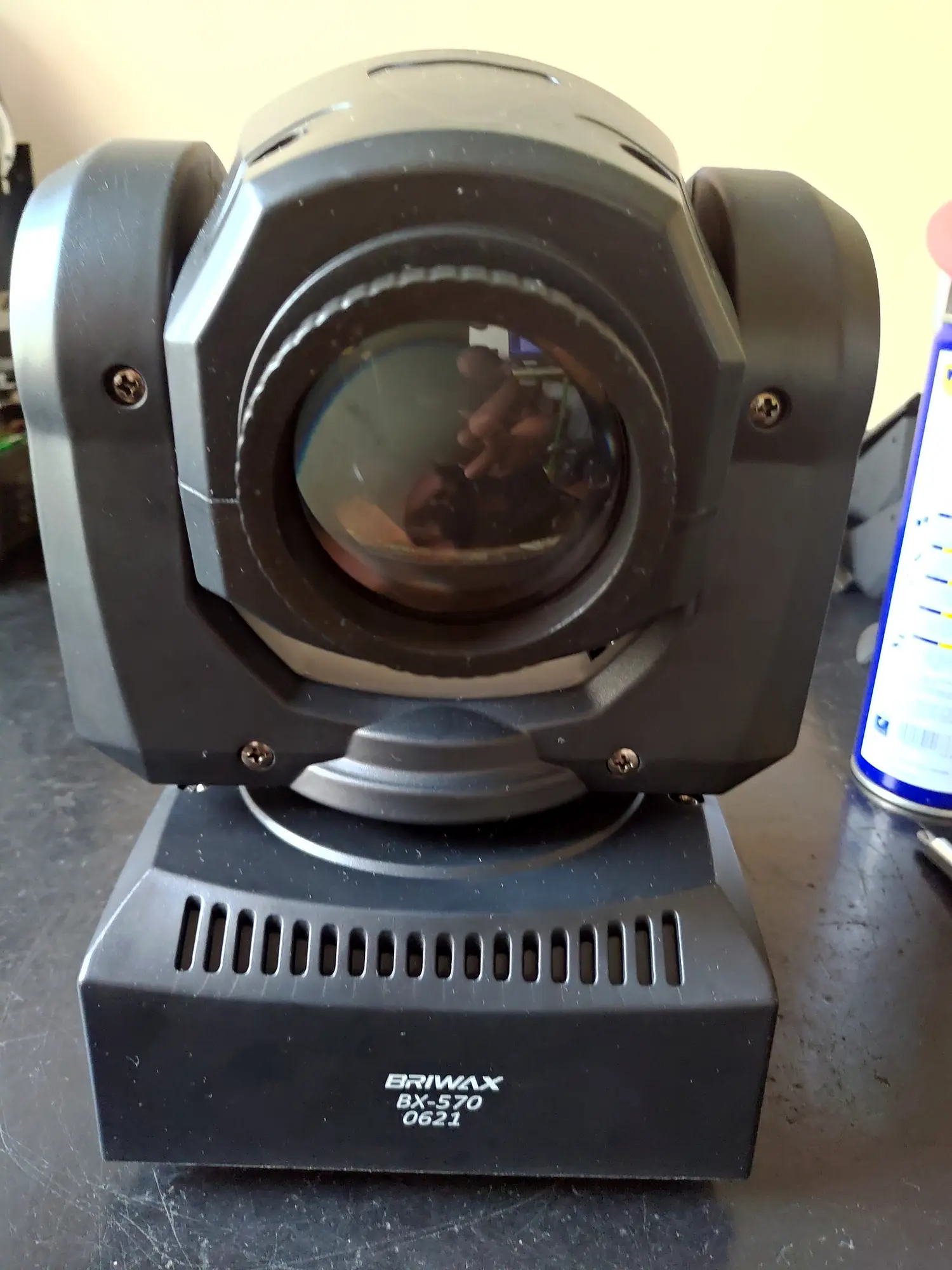 Moving Head BRIWAX BX-570 — vista frontal