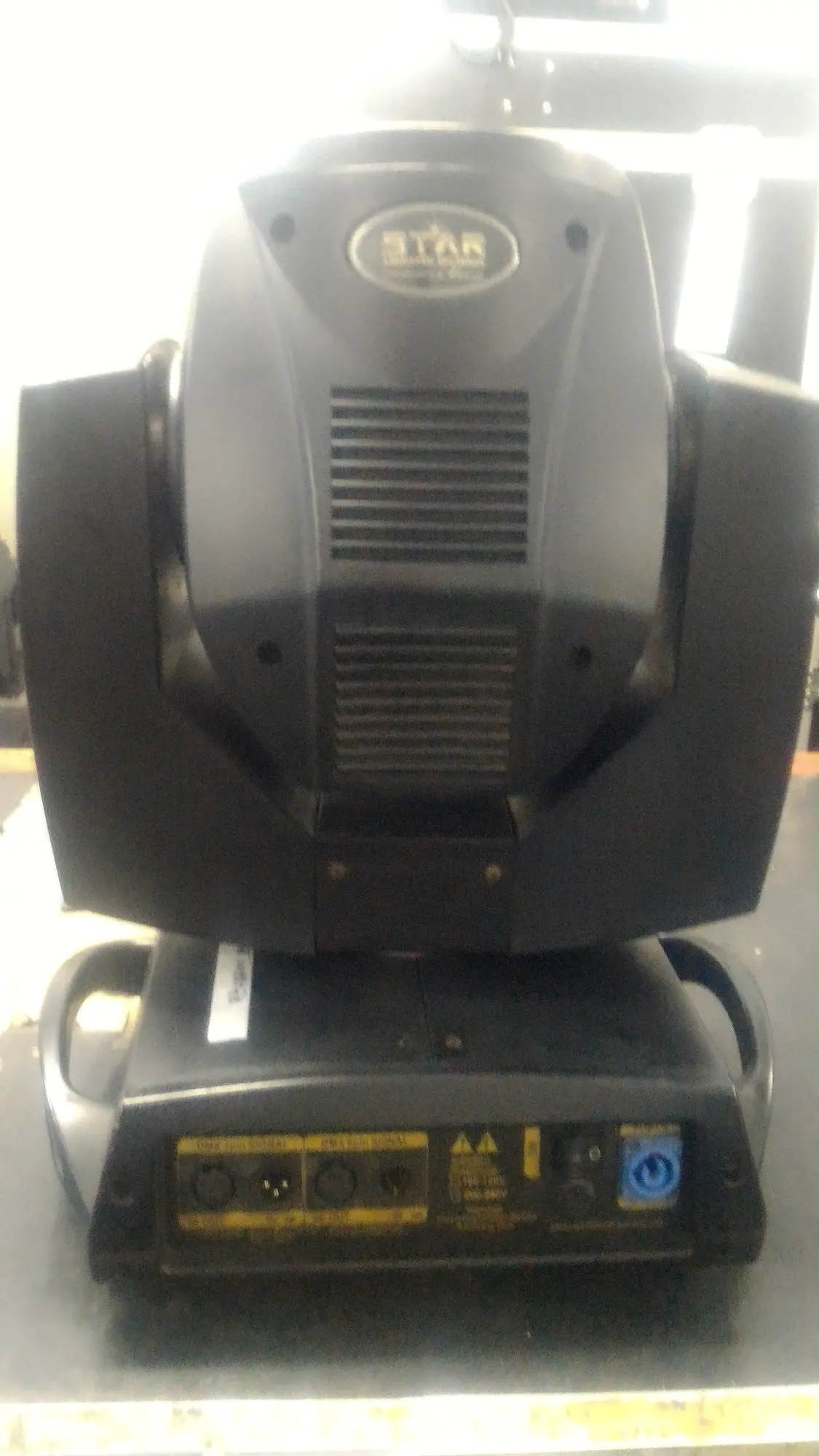 Moving Beam 200W em bancada, vista traseira