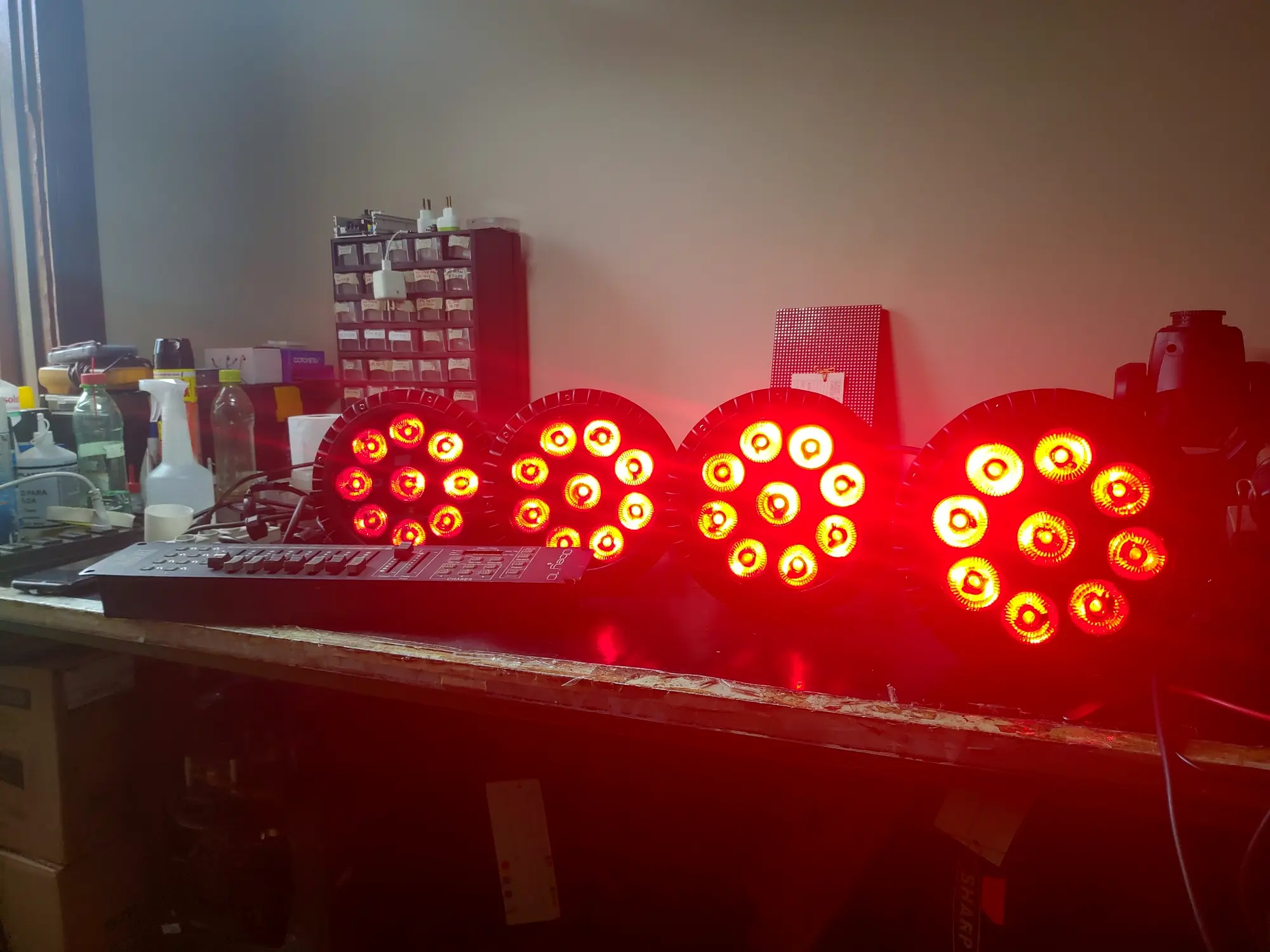 PAR LEDs — teste de bancada em vermelho